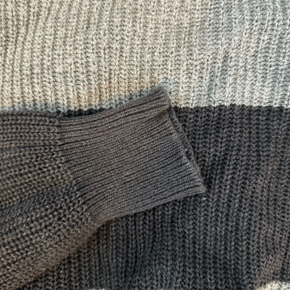 Light weight gray and black womans stripped sweater - Picture 5 of 5